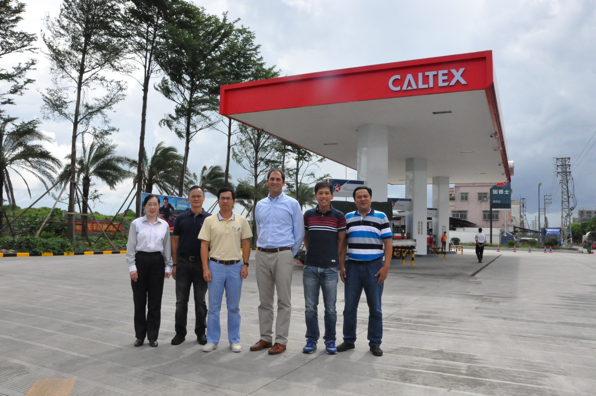 加德士中國(guó)地區(qū)總經(jīng)理一行視察我司橫欄加油站