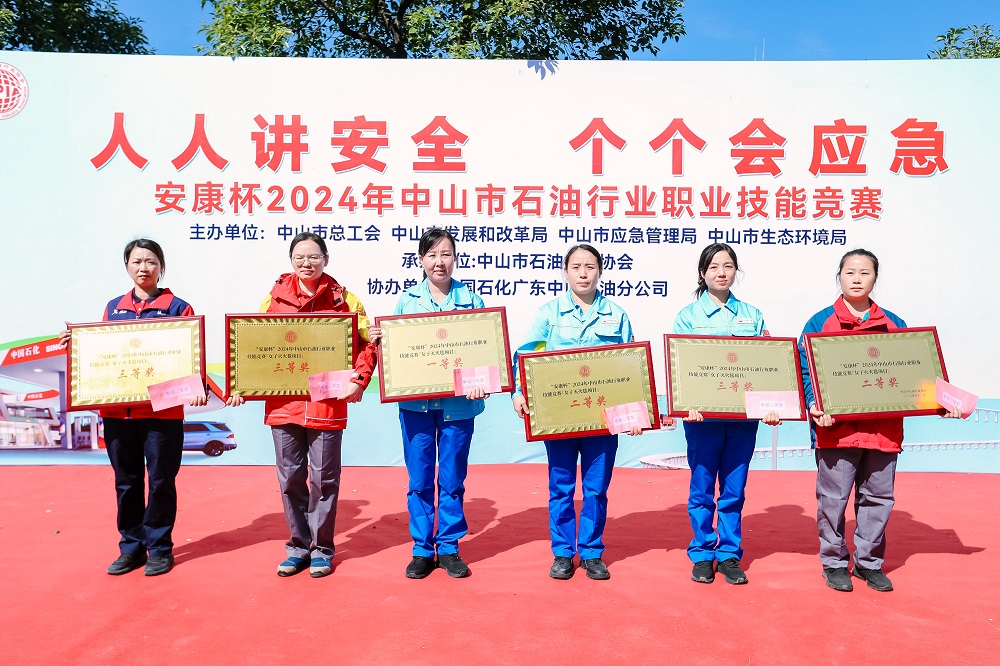 徐克偉董事長(zhǎng)與全體員工大合照 徐克偉董事長(zhǎng)與全體員工大合照