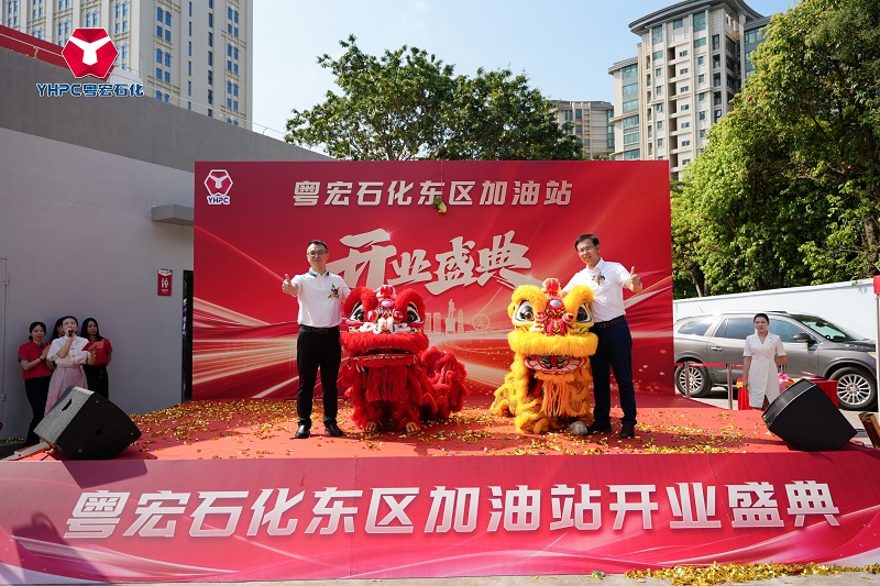 1753147381853266.jpg 董事長徐克偉先生與舞獅合影.jpg